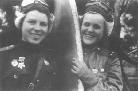Командир эскадрильи Дина Никулина и штурман эскадрильи Женя Руднева. 1943 год.