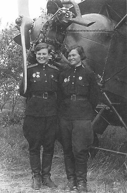 Боевые подруги- летчицы Наталья Меклин и Ирина Себрова. Лето 1943 года.