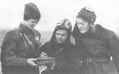 Командир полка Бершанская дает задание экипажу Парфеновой-Пасько

 Лето 1942 года.
