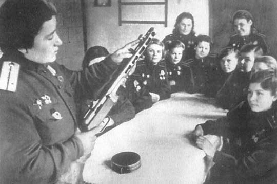 Инженер полка Стрелкова беседует с вооруженцами полка. 1945 год.