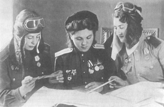 Штурманы Тоня Розова , Соня Водяник, Лида Голубова. Польша 1944 год.