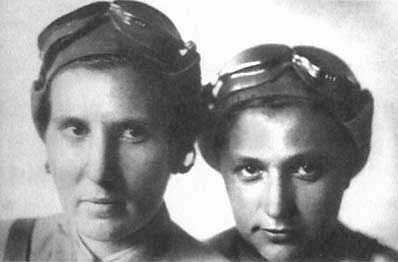 Летчик Нина Распопова и штурман Лариса Радчикова. 1942 год.