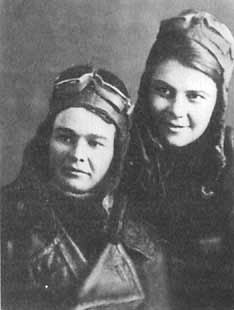 Командир 3 эскадрильи Полина Макагон и штурман эскадрильи Лида Свистунова