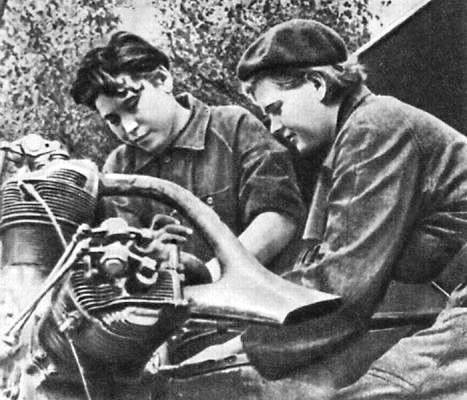 Механики Муся Щелканова и Вера Дмитриева. лето 1942 года.