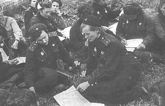 Командир полка Бершанская и начальник штаба Ракобольская дают задание летному составу полка. Пересыпь , лето 1943 года.