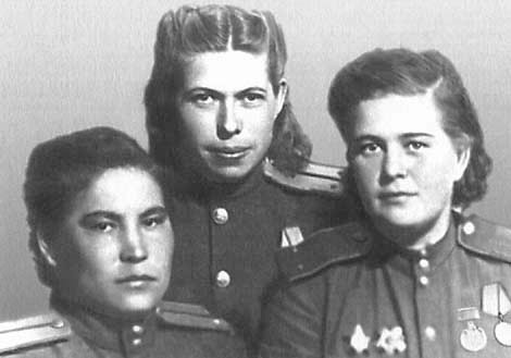 Старшие техники эскадрилий Мария Щелканова, Зинаида Радина и Вера Дмитриенко.