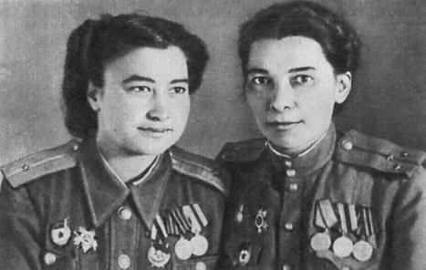 Боевые подруги летчица Женя Павлова и техник эскадрильи Таня Алексеева. 1945 год.