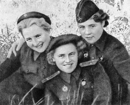 Боевой экипаж . Летчик Женя Жигуленко, штурман Нина Данилова и механик Тамара Фролова. 1943 год.