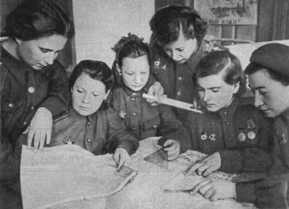 Татьяна Осокина (вторая слева). 1945 год.