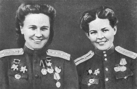 Герой Советского Союза Н. Попова и Г. Беспалова. 1945 год .