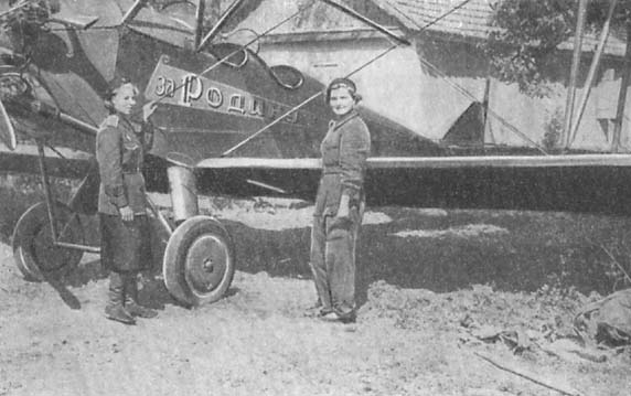Авиамеханики Евдокия Коротченко и Александра Попова производят техосмотр самолета после боя. 1942 год