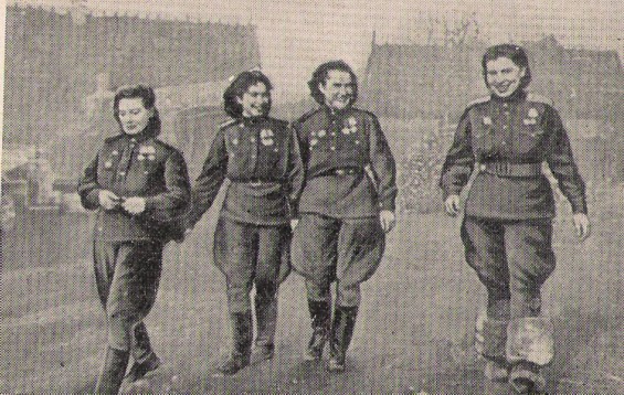 Летчица Клава Рыжкова ( крайняя справа) с штурманами 3 АЭ Полиной Ульяновой, Ольгой Яковлевой, Ольгой Голубевой . 1943 год.