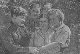  Летчица Аня Высоцкая и Ира Каширина 

Лето 1943 года. За несколько дней до гибели.
