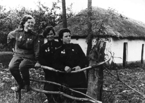 Ивановская . 1943 год. Летчицы Маша Смирнова, Ирина Себрова, Дина Никулина