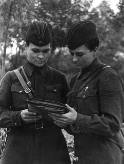 Экипаж Себровой и Меклин . Лето 1942 года.