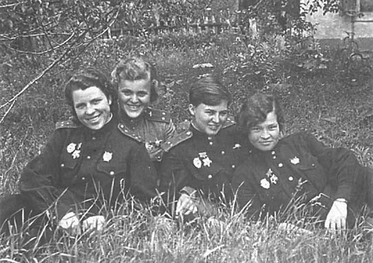 Дина Никулина, Женя Руднева, Наташа Меклин, Ира Себрова .Ивановская 1943год.