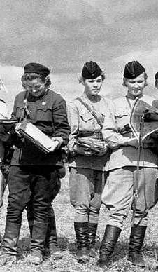 М. Сыртланова, Н. Данилова, Н. Попова. Полеты на Новороссийск. Сентябрь 1944 года.