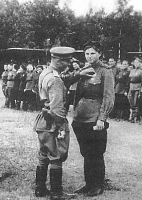 Награждение орденом штурмана звена гвардии лейтенанта Нины Реуцкой. Польша 1944 год.