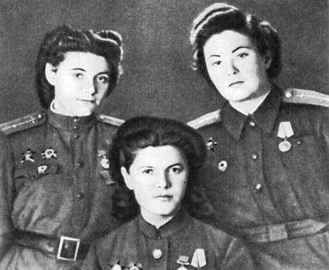 Штурман Валя Лучинкина, вооруженец Нина Бузина 

и штурман Женя Павлова . 1945 год.
