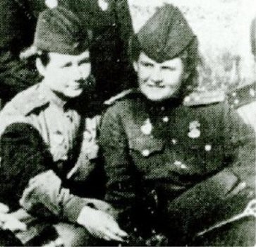 Рая Маздрина и Маша Смирнова. Лето 1942 года.