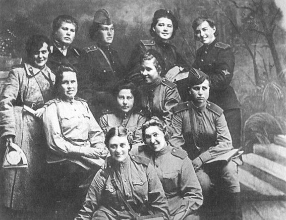 Последнее пополнение полка. Прибывшие из запасного полка осенью 1944 года летчики и штурманы. Среди них и Соня Кокош.