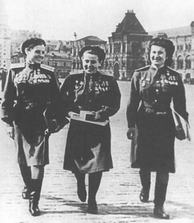 На Красной площади Герои Советского Союза М. Чечнева, П. Гельман, 

Р. Аронова. 1945 год
