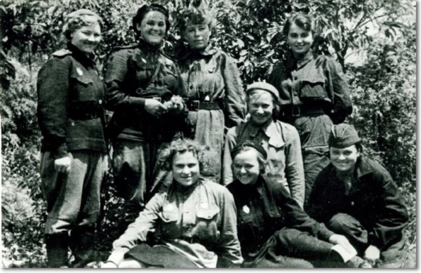 Техники и вооруженцы полка летом 1943 года