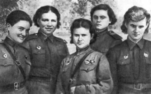 Мери Авидзба, Клава Серебрякова, Дуся Пасько, Аня Бондарева, Вера Тихомирова

1943 год.
