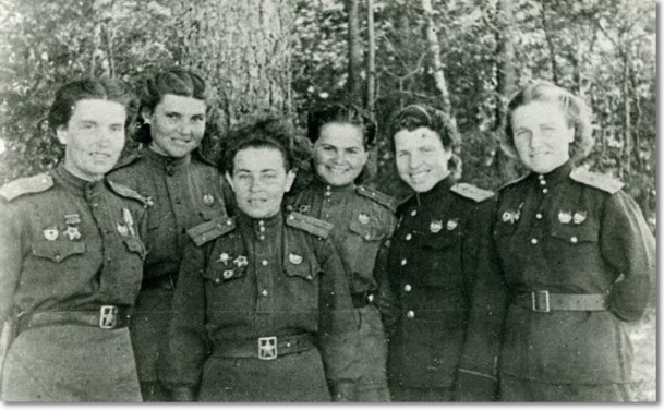 Таня Макарова, Вера Белик, Полина Гельман, Катя Рябова, Дина Никулина, Надя Попова

 Польша, лето 1944 года, незадолго до гибели Тани и Веры.
