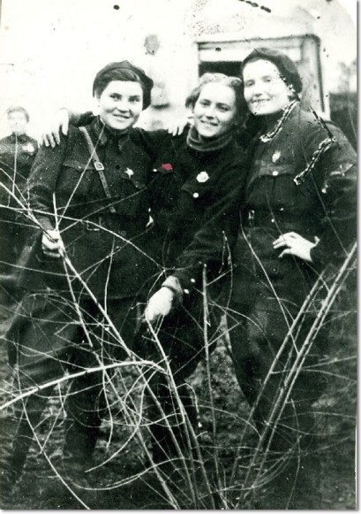 Вера Белик, Женя Жигуленко, Таня Макарова 

 Ассиновская 1942 год.
