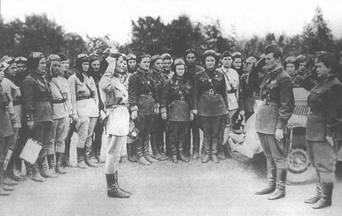 Осень 1942 года. Командир эскадрильи Амосова докладывает командиру полка Бершанской Е.Д.