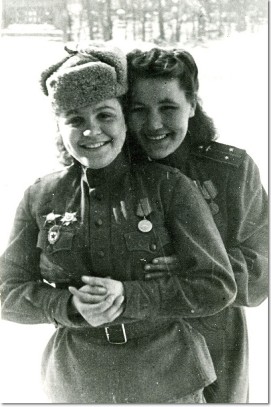  Соня Водяник и Аня Дудина (справа)