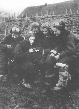 Свистунова Лида, Макарова Таня, Клюева Ольга, 

Чечнева Марина, Жигуленко Женя, 1942 год.
