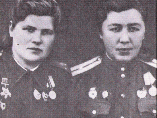 Штурман Ольга Клюева и Герой Советского Союза Антонина Худякова. 1945 год.