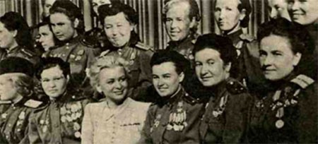 1945 год. Летчицы и штурманы полка с актрисой 

В. Серовой после спектакля Б. Ласкина "Небесное создание"

вторая справа Аронова Р.
