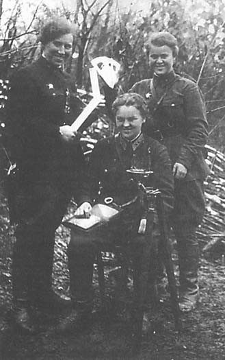 Штурман полка Бурзаева( в центре) и штурманы эскадрилий 

Розанова и Руднева. Ассиновская 1942 год.
