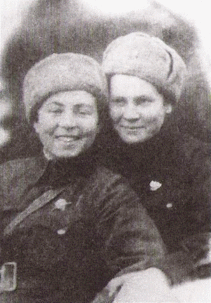 Боевой экипаж. Летчик И. Дрягина и штурман П. Гельман. 1942 год.